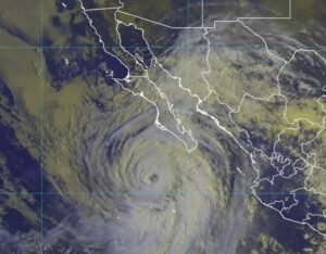 Huracán Kay sube a categoría 2; implicaciones económicas